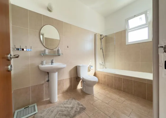 3 Bedroom With Pool 5 Minutes To The Center Of Πάφος