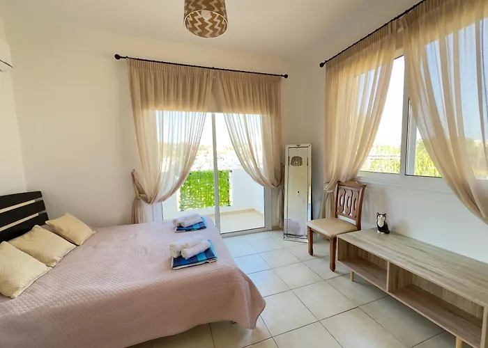 3 Bedroom With Pool 5 Minutes To The Center Of * Πάφος