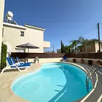 3 Bedroom With Pool 5 Minutes To The Center Of * بافوس
