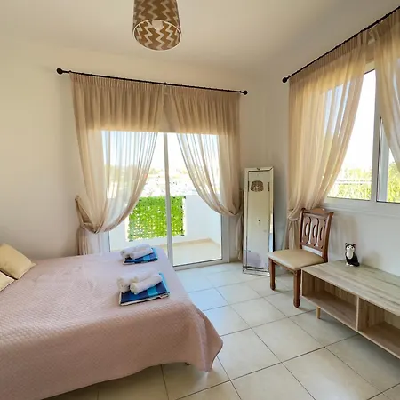 3 Bedroom With Pool 5 Minutes To The Center Of * بافوس
